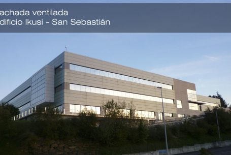 Fachada ventilada en piedra caliza del edificio empresa Ikusi